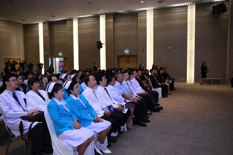 ราชวิทยาลัยจุฬาภรณ์ เปิดหลักสูตรแพทยศาสตรบัณฑิตแนวใหม่เรียน 7 ปี ได้ 2 ปริญญา หลักสูตรแรกของประเทศไทย โดยความร่วมมือกับมหาวิทยาลัยยูซีแอล และโรงพยาบาลตำรวจ