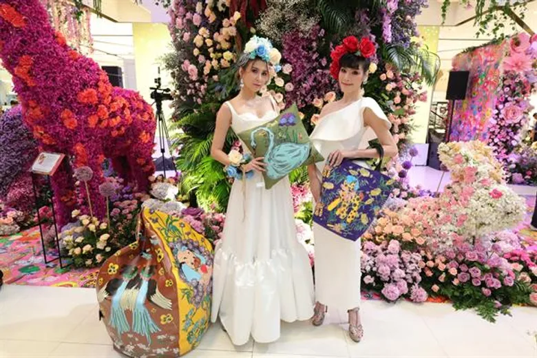 พารากอน ดีพาร์ทเม้นท์สโตร์ สร้างสีสันแห่งการช้อปปิ้ง ชวนช้อปท่ามกลางความงามหมู่มวลดอกไม้นานาพรรณ