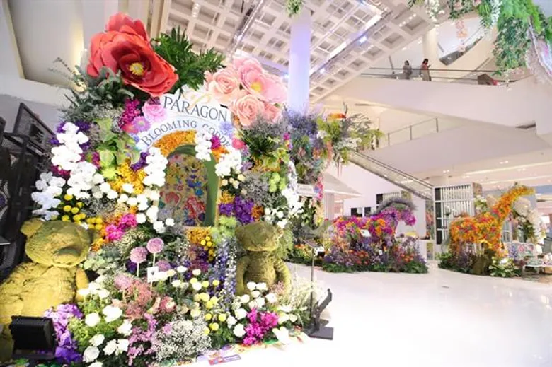 พารากอน ดีพาร์ทเม้นท์สโตร์ สร้างสีสันแห่งการช้อปปิ้ง ชวนช้อปท่ามกลางความงามหมู่มวลดอกไม้นานาพรรณ