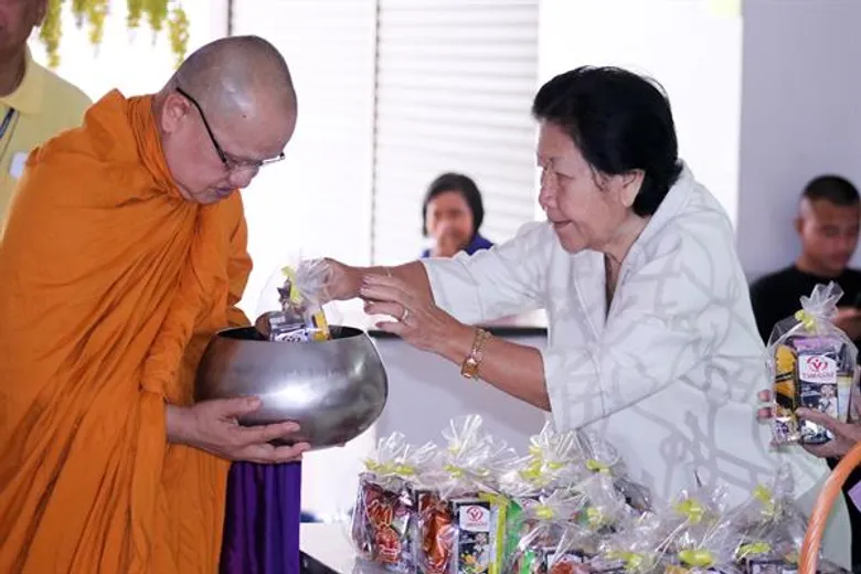 ม.ศรีปทุม ชลบุรีจัดพิธีทำบุญตักบาตร ข้าวสารอาหารแห้ง เนื่องในวันคล้ายวันสวรรคตพระบาทสมเด็จพระบรมชนกาธิเบศร มหาภูมิพลอดุลยเดชมหาราช บรมนาถบพิตร