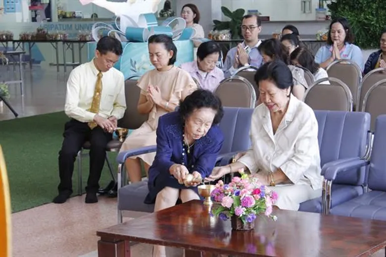 ม.ศรีปทุม ชลบุรีจัดพิธีทำบุญตักบาตร ข้าวสารอาหารแห้ง เนื่องในวันคล้ายวันสวรรคตพระบาทสมเด็จพระบรมชนกาธิเบศร มหาภูมิพลอดุลยเดชมหาราช บรมนาถบพิตร