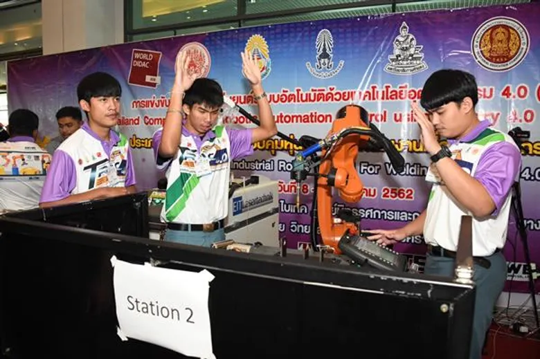 นักศึกษาอาชีวะ...คว้าถ้วยพระราชทาน สมเด็จพระกนิษฐาธิราชเจ้า กรมสมเด็จพระเทพรัตนราชสุดา ฯ สยามบรมราชกุมารี การแข่งขันควบคุมหุ่นยนต์และระบบอัตโนมัติ