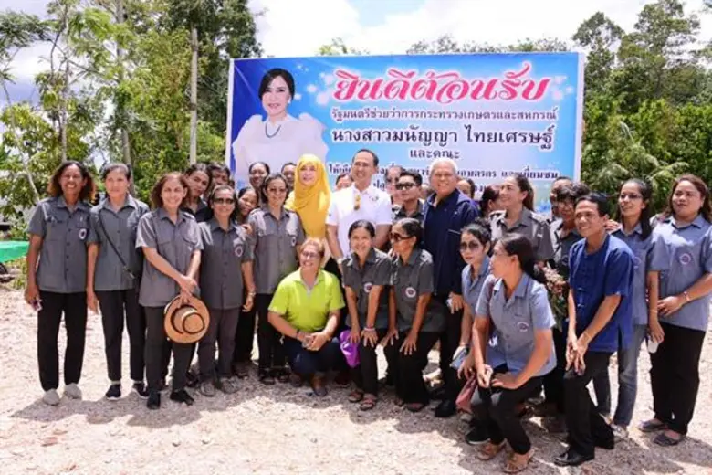 รมช.มนัญญา เยี่ยมชมการส่งเสริมปลูกถั่วหรั่งแซมในสวนยางพารา สร้างรายได้ให้สมาชิกกลุ่มเกษตรกรทำนาตะโหมด จังหวัดพัทลุง