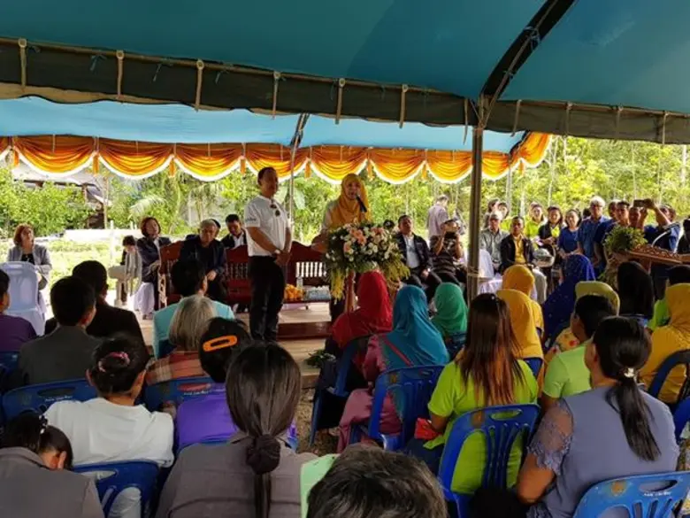 รมช.มนัญญา เยี่ยมชมการส่งเสริมปลูกถั่วหรั่งแซมในสวนยางพารา สร้างรายได้ให้สมาชิกกลุ่มเกษตรกรทำนาตะโหมด จังหวัดพัทลุง