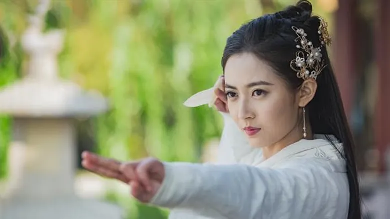 “ดาบมังกรหยก” ผลงานอมตะยอดนิยมตลอดกาลของ “กิมย้ง” กับซีรีส์ที่ดีที่สุด ทุ่มทุนสร้างมากที่สุด สเปเชี่ยลเอฟเฟคตระกาลตาที่สุด ได้สองดาราดังอย่าง เจิงซุ่นซี และ เฉินอวี้ฉี ร่วมถ่ายทอด