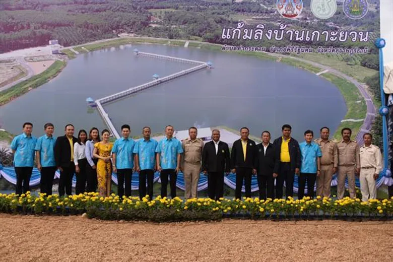 รมว.กษ. ลงพื้นที่สุราษฎร์ธานี เปิดป้ายโครงการแก้มลิงบ้านเกาะยวนเป็นแหล่งกักเก็บน้ำ เพื่อบรรเทาความเดือดร้อนให้ราษฎรกว่า 523 ครัวเรือน พร้อมตรวจเยี่ยมโครงการแปลงใหญ่ผัก ตามแนวคิดตลาดนำการผลิต