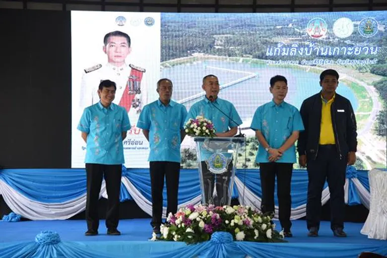 รมว.กษ. ลงพื้นที่สุราษฎร์ธานี เปิดป้ายโครงการแก้มลิงบ้านเกาะยวนเป็นแหล่งกักเก็บน้ำ เพื่อบรรเทาความเดือดร้อนให้ราษฎรกว่า 523 ครัวเรือน พร้อมตรวจเยี่ยมโครงการแปลงใหญ่ผัก ตามแนวคิดตลาดนำการผลิต
