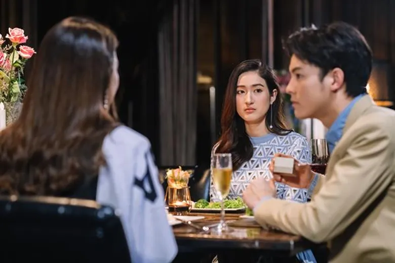 “อาย กมลเนตร” หนึ่งมุมมองดาวร้ายสีเทา “พราวรุ้ง” เพื่อนสนิทคิดไม่ซื่อ ใน “ลิขิตรักข้ามดวงดาว”