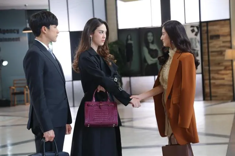 “อาย กมลเนตร” หนึ่งมุมมองดาวร้ายสีเทา “พราวรุ้ง” เพื่อนสนิทคิดไม่ซื่อ ใน “ลิขิตรักข้ามดวงดาว”