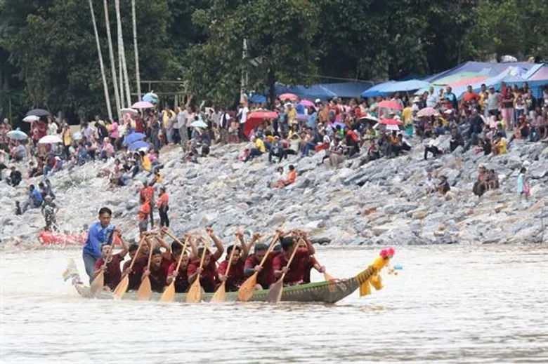 เทศบาลปากน้ำฉวางสืบสานประเพณีจัดงานแข่งเรือยาว ชิงถ้วยรางวัลพระราชทาน
