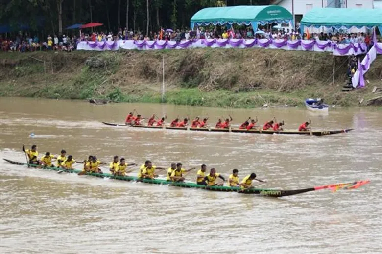 เทศบาลปากน้ำฉวางสืบสานประเพณีจัดงานแข่งเรือยาว ชิงถ้วยรางวัลพระราชทาน