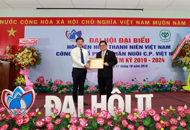 กรรมการผู้จัดการ ซี.พี. เวียดนาม รับเหรียญเกียรติคุณ เพื่อเยาวชน