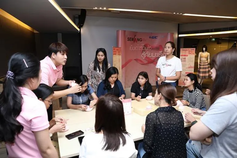 เคทีซีร่วมกับซาบีน่าชวนพนักงานจิตอาสาเย็บเต้านมเทียม เพื่อมอบให้ผู้ป่วยที่ขาดแคลนในโรงพยาบาลทั่วประเทศ