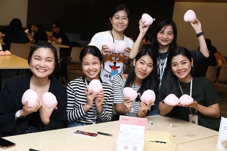 เคทีซีร่วมกับซาบีน่าชวนพนักงานจิตอาสาเย็บเต้านมเทียม เพื่อมอบให้ผู้ป่วยที่ขาดแคลนในโรงพยาบาลทั่วประเทศ