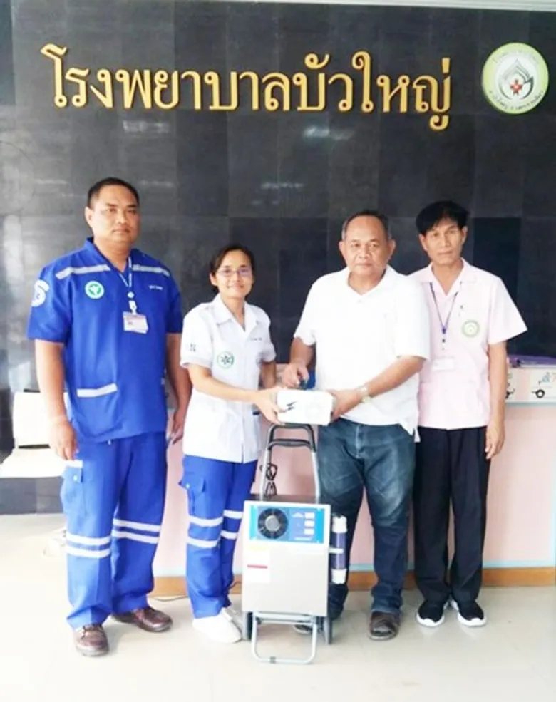 นักวิจัย ม.ศรีปทุม มอบอุปกรณ์เครื่องกำจัดกลิ่นและเชื้อโรค สนับสนุนทางการแพทย์ โรงพยาบาลบัวใหญ่