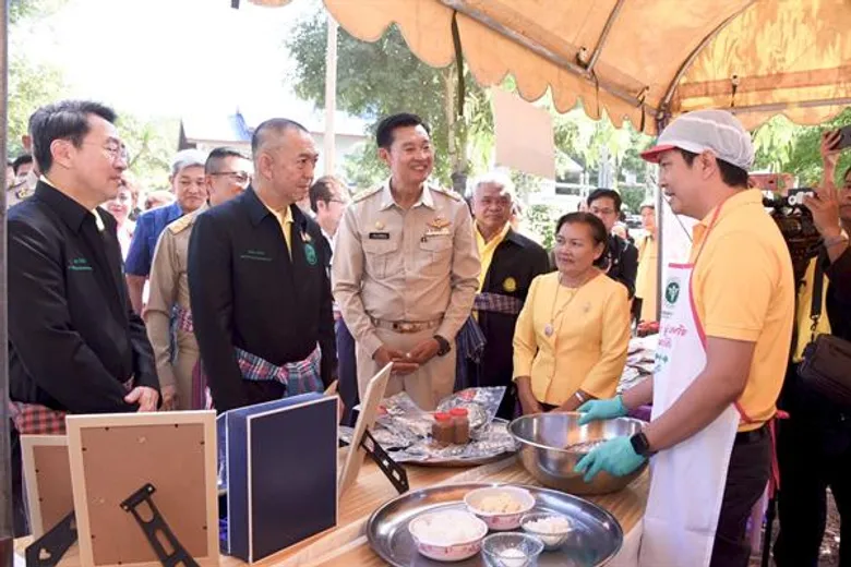 รมว.เฉลิมชัย เปิด "โครงการฟื้นฟูทรัพยากรประมงในอ่างเก็บน้ำเขื่อนอุบลรัตน์" ปล่อยพันธุ์สัตว์น้ำ 4 ล้านตัว คาดว่าจะสร้างผลผลิตสัตว์น้ำได้ประมาณ 65 ตัน และสร้างรายได้ให้พี่น้องเกษตรกรไม่ต่ำกว่า 3 ล้านบาท ภายในระยะเวลา 1 ปี