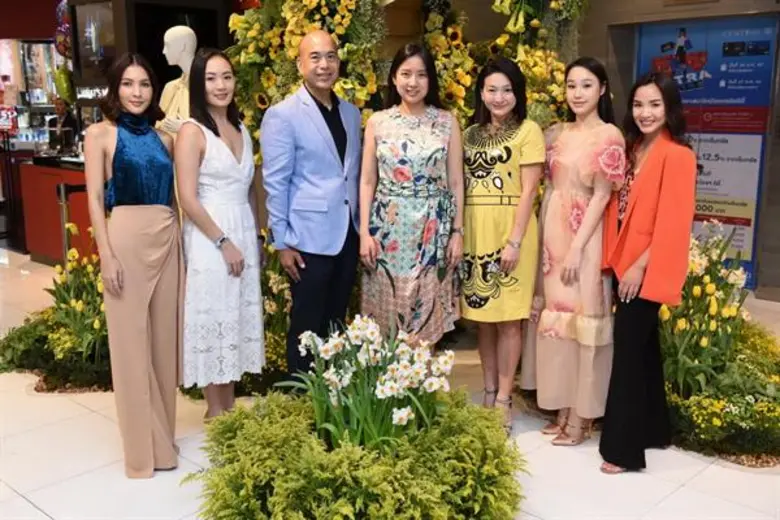 ฉลองครบ 6 รอบ 72 ปี Central Anniversary 2019 ตระการตา! ทิวลิปเหลืองบานสะพรั่งนอกฤดูกาล และดอกไม้สดนับล้านดอก ตกแต่งทั่วเซ็นทรัลชิดลม และเซ็นทรัล เอ็มบาสซี