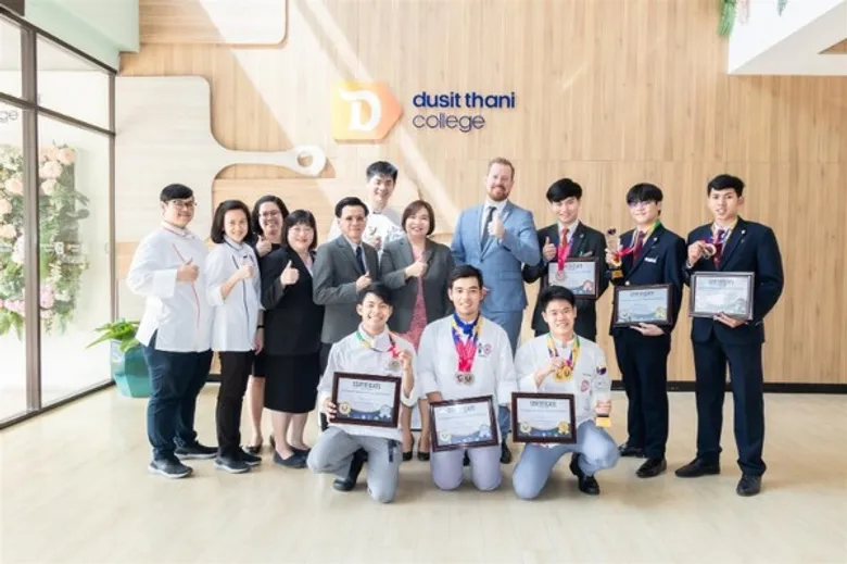 คณะผู้บริหารของวิทยาลัยดุสิตธานี ให้การต้อนรับและแสดงความยินดีกับนักศึกของวิทยาลัย ซึ่งสามารถคว้าชัย กวาดถ้วย 2 รางวัลใหญ่ และเหรียญทอง