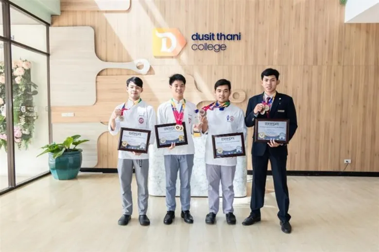 คณะผู้บริหารของวิทยาลัยดุสิตธานี ให้การต้อนรับและแสดงความยินดีกับนักศึกของวิทยาลัย ซึ่งสามารถคว้าชัย กวาดถ้วย 2 รางวัลใหญ่ และเหรียญทอง