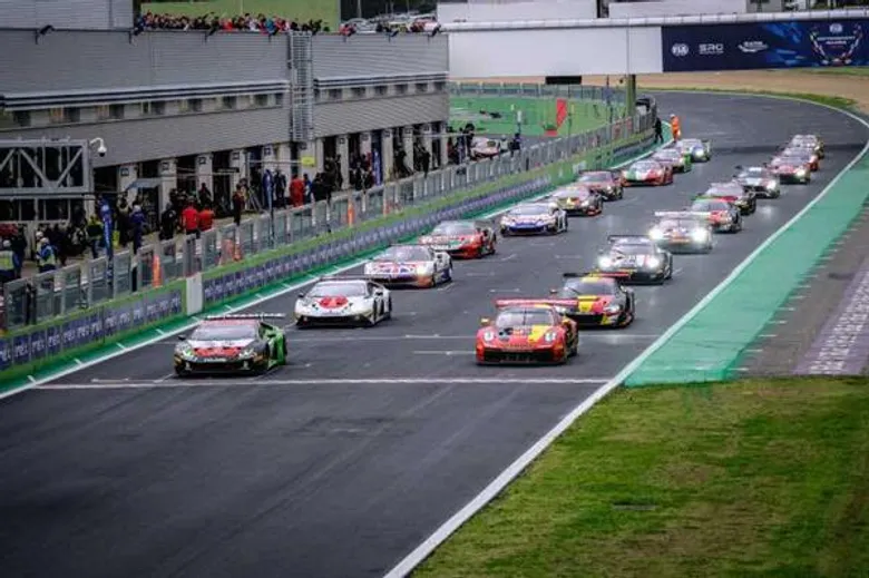 นักแข่งไทย AAS Motorsport โชว์ฟอร์มเดือด ขับเคี่ยว พารถลายไทย เข้ารอบ Main Race ขึ้นนำอันดับ 1 ก่อนพลาดเสียจังหวะในศึก FIA GT Nations Cup 2019 (FIA Motorsport Games) ประเภท GT Cup ณ กรุงโรม ประเทศอิตาลี