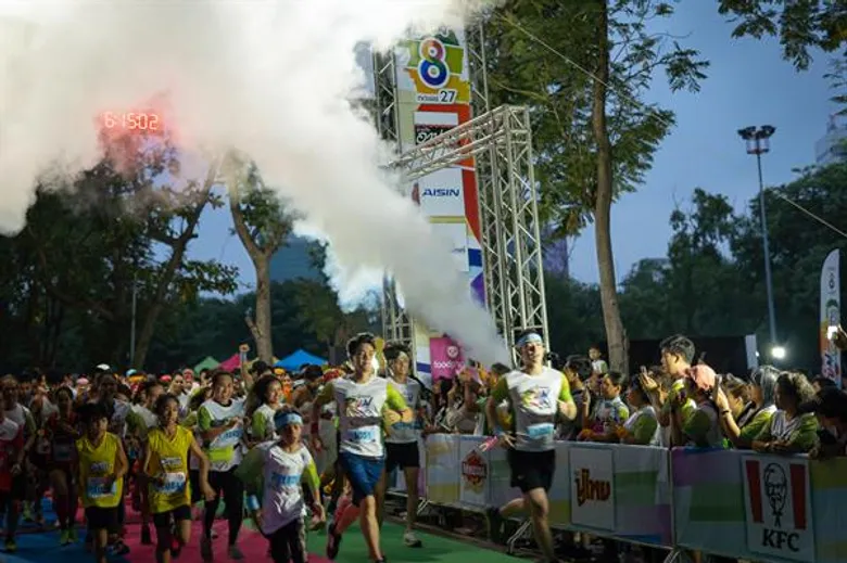 นักวิ่งกว่าสองพันคนร่วมกิจกรรม “ช่อง8 ใครๆ ก็ RUN” หนุ่มเคนยาคว้าชัย พร้อมเด็กหญิงชาวไทยวัยเพียง11ขวบรับรางวัล