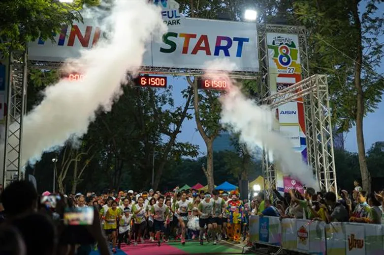 นักวิ่งกว่าสองพันคนร่วมกิจกรรม “ช่อง8 ใครๆ ก็ RUN” หนุ่มเคนยาคว้าชัย พร้อมเด็กหญิงชาวไทยวัยเพียง11ขวบรับรางวัล