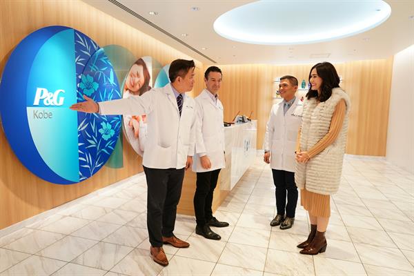ซูเปอร์สตาร์ ชมพู่-อารยา ร่วมสร้างสรรค์ผลิตภัณฑ์น้ำยาปรับผ้านุ่มกลิ่นใหม่ ที่ได้แรงบันดาลใจจากหน้าหนาว“ดาวน์นี่ สโนไวท์ ลิมิเต็ด อีดิชั่น” ให้หน้าหนาวเมืองไทยปีนี้ พิเศษกว่าที่เคย!