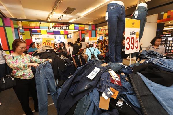 โรบินสัน ลุยกลยุทธ์เซกเมนเดชั่นต่อเนื่อง เดินหน้าปลุกตลาดยีนส์คึกผนึกกว่า 30 พันธมิตรแบรนด์ยีนส์ เปิดแคมเปญยีนส์ซีซั่นใหม่ 'ROBINSON JEANS 2019’ โหมหนักทั้งโปรโมชั่น และบิ๊กอีเว้นท์มาร์เก็ตติ้งทั่วประเทศ ย้ำตำแหน่งนัมเบอร์วันยีนส์ เดสติเนชั่น คาดดันยอดกลุ