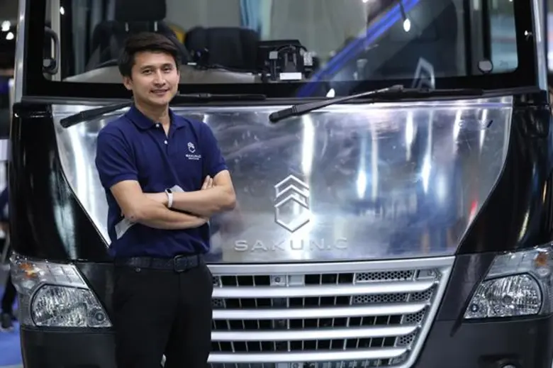 “Sakun C” ชิงเค้กตลาดมินิบัส เผยโฉม “สกุลฎ์ซี ซีบัส” ตัวถังซุปเปอร์คาร์ เจ้าเดียวในไทย ชูจุดแข็ง น้ำหนักเบา ประหยัดน้ำมัน แข็งแรง ปลอดภัย ไม่เป็นสนิม บำรุงรักษาน้อย รับประกันยาวนาน 5 ปี พร้อมให้คนไทยใช้งาน