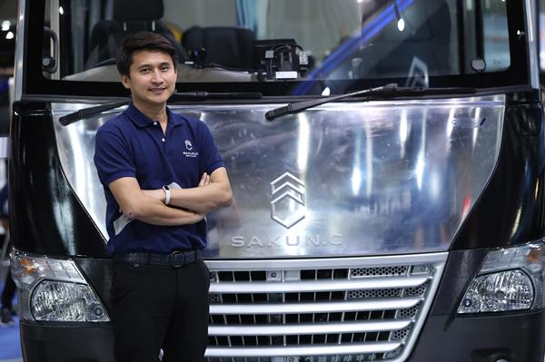“Sakun C” ชิงเค้กตลาดมินิบัส เผยโฉม “สกุลฎ์ซี ซีบัส” ตัวถังซุปเปอร์คาร์ เจ้าเดียวในไทย ชูจุดแข็ง น้ำหนักเบา ประหยัดน้ำมัน แข็งแรง ปลอดภัย ไม่เป็นสนิม บำรุงรักษาน้อย รับประกันยาวนาน 5 ปี พร้อมให้คนไทยใช้งาน