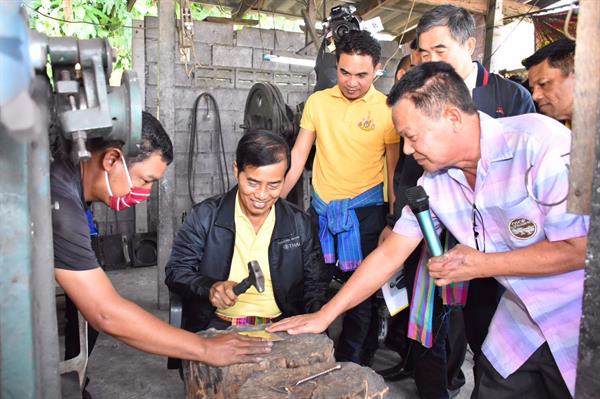 รัฐมนตรีช่วยว่าการกระทรวงคมนาคมตรวจเยี่ยมโครงการพัฒนาผลิตภัณฑ์ OTOP เพื่อจำหน่ายบนเครื่องบินบริษัท การบินไทย จำกัด (มหาชน)