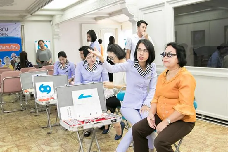แว่นท็อปเจริญ สนับสนุนแว่นสายตาให้บริการประชาชนฟรีที่ จส.100 พร้อมจัดกิจกรรมตรวจสุขภาพดวงตาเพื่อสังคมไทย