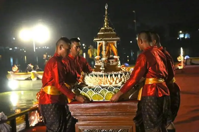 พิธีอัญเชิญพระประทีปลงลอยเป็นปฐมฤกษ์งานประเพณีลอยกระทง เผาเทียน เล่นไฟ จังหวัดสุโขทัย ประจำปี 2562