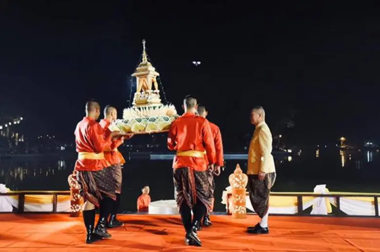พิธีอัญเชิญพระประทีปลงลอยเป็นปฐมฤกษ์งานประเพณีลอยกระทง เผาเทียน เล่นไฟ จังหวัดสุโขทัย ประจำปี 2562