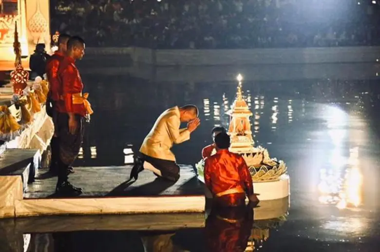 พิธีอัญเชิญพระประทีปลงลอยเป็นปฐมฤกษ์งานประเพณีลอยกระทง เผาเทียน เล่นไฟ จังหวัดสุโขทัย ประจำปี 2562