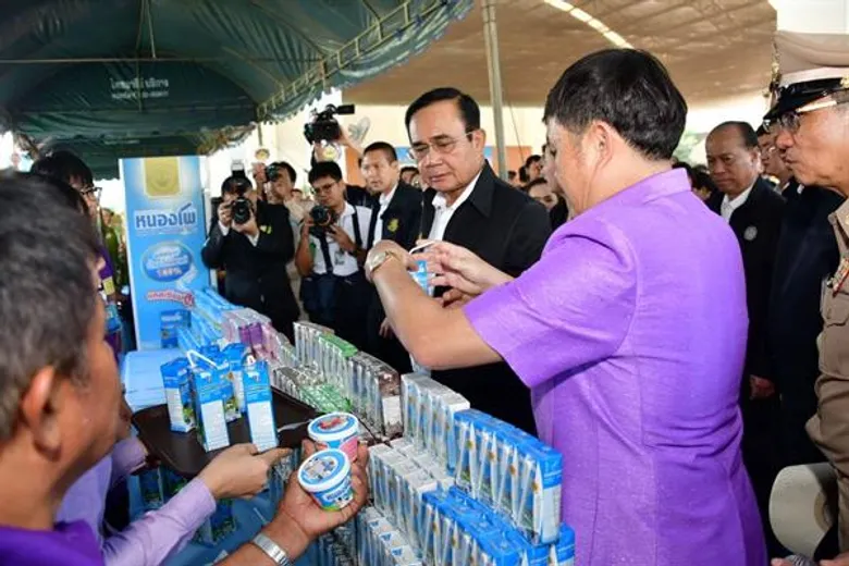 นายกรัฐมนตรีนำทีมครม.สัญจรเยือนจังหวัดราชบุรี ชมความก้าวหน้ากิจการสหกรณ์โคนมหนองโพราชบุรี จำกัด (ในพระบรมราชูปถัมภ์)