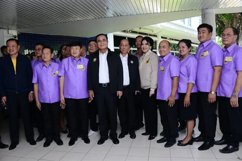 นายกรัฐมนตรีนำทีมครม.สัญจรเยือนจังหวัดราชบุรี ชมความก้าวหน้ากิจการสหกรณ์โคนมหนองโพราชบุรี จำกัด (ในพระบรมราชูปถัมภ์)