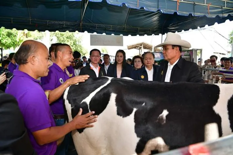 นายกรัฐมนตรีนำทีมครม.สัญจรเยือนจังหวัดราชบุรี ชมความก้าวหน้ากิจการสหกรณ์โคนมหนองโพราชบุรี จำกัด (ในพระบรมราชูปถัมภ์)