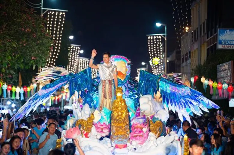 กรุงไทย NEXT ร่วมงานยี่เป็งเชียงใหม่ นำโดย ณเดชน์ คูกิมิยะในชุด เทพบุตรวายุภักษ์