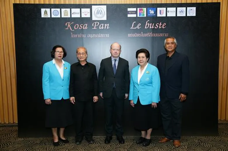 สมาคมครูภาษาฝรั่งเศสแห่งประเทศไทยในพระราชูปถัมภ์ฯ จัดทำรูปปั้น “Kosa Pan: Le busteโกษาปาน อนุสรณ์สถานแห่งมิตรไมตรีที่ถนนสยาม” ครั้งแรกกับการนำไปประดิษฐาน ณ ถนนสยาม เมืองแบรสต์ ประเทศฝรั่งเศส