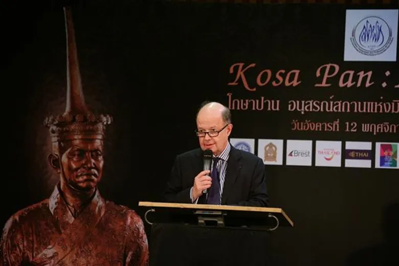 สมาคมครูภาษาฝรั่งเศสแห่งประเทศไทยในพระราชูปถัมภ์ฯ จัดทำรูปปั้น “Kosa Pan: Le busteโกษาปาน อนุสรณ์สถานแห่งมิตรไมตรีที่ถนนสยาม” ครั้งแรกกับการนำไปประดิษฐาน ณ ถนนสยาม เมืองแบรสต์ ประเทศฝรั่งเศส