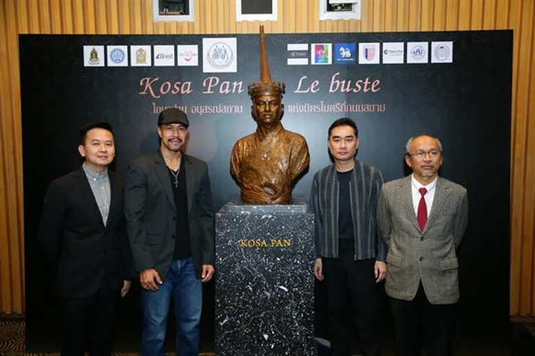 สมาคมครูภาษาฝรั่งเศสแห่งประเทศไทยในพระราชูปถัมภ์ฯ จัดทำรูปปั้น “Kosa Pan: Le busteโกษาปาน อนุสรณ์สถานแห่งมิตรไมตรีที่ถนนสยาม” ครั้งแรกกับการนำไปประดิษฐาน ณ ถนนสยาม เมืองแบรสต์ ประเทศฝรั่งเศส