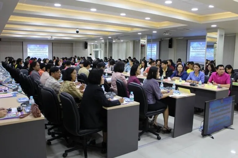 จังหวัดพระนครศรีอยุธยา ประชุมชี้แจงผู้อำนวยการโรงเรียนและครูแนะแนวเพื่อขับเคลื่อนโครงการเพิ่มทักษะด้านอาชีพแก่นักเรียนครอบครัวยากจนที่ไม่ได้เรียนต่อหลังจบการศึกษาภาคบังคับ