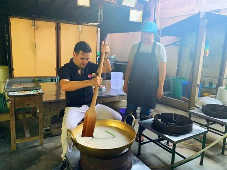 สัมผัสวิถีชีวิตชุมชนโบราณ ลิ้มลองอาหารขึ้นชื่อประจำเมือง