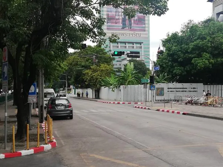 เร่งแก้ไขอุปสรรค - จัดสิ่งอำนวยความสะดวกบนทางเท้าแก่ผู้พิการ