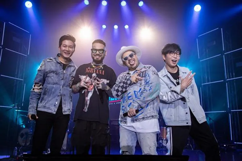 โอ๊ต ปราโมทย์ กอดคอ URBOY TJ มันส์เต็มที่ แรงดีไม่มีตกบนเวที คัฟเวอร์ไนท์ ไลฟ์ แอด เฟรน