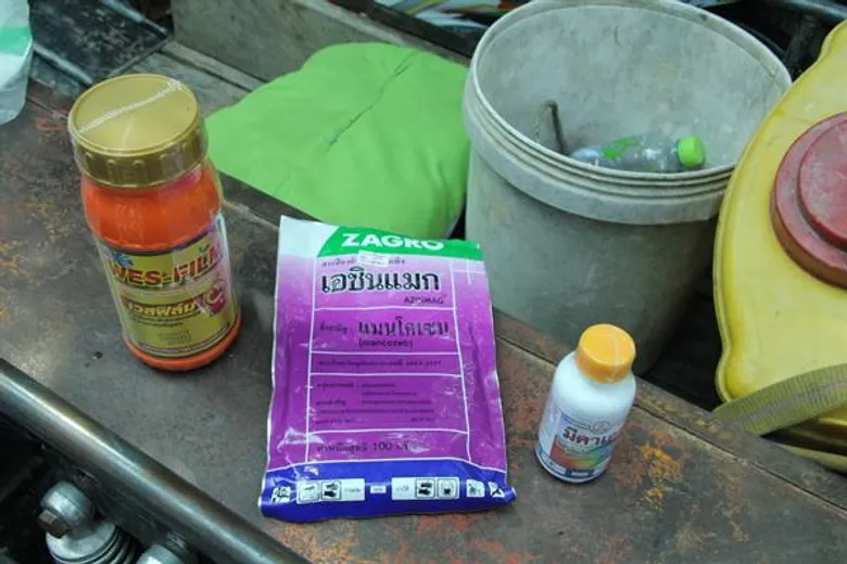 กยท. ลงพื้นที่ให้ความรู้และติดตามสถานการณ์โรคใบร่วงชนิดใหม่แก่พนักงาน กยท. เขตใต้ล่าง พร้อมนำร่องบินโดรน ทดสอบการใช้สารกำจัดเชื้อรายับยั้งโรคใบร่วง