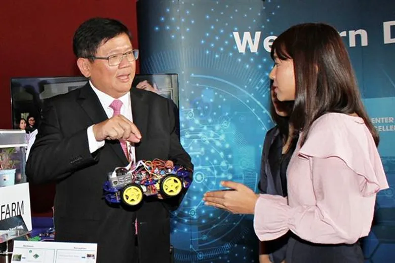 จุฬาฯ ร่วมกับภาครัฐและเอกชน เปิดหลักสูตรออนไลน์แห่งแรกของประเทศไทยมุ่งเสริมสร้างทักษะใหม่ให้แก่บุคลากรหวังกระตุ้นอุตสาหกรรมไทยให้ปรับตัวเพื่อรองรับการเปลี่ยนแปลงในยุคอุตสาหกรรม 4.0