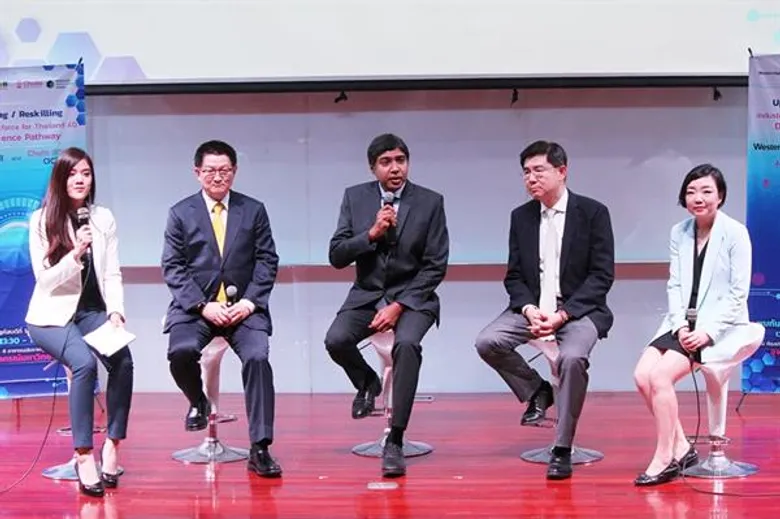 จุฬาฯ ร่วมกับภาครัฐและเอกชน เปิดหลักสูตรออนไลน์แห่งแรกของประเทศไทยมุ่งเสริมสร้างทักษะใหม่ให้แก่บุคลากรหวังกระตุ้นอุตสาหกรรมไทยให้ปรับตัวเพื่อรองรับการเปลี่ยนแปลงในยุคอุตสาหกรรม 4.0