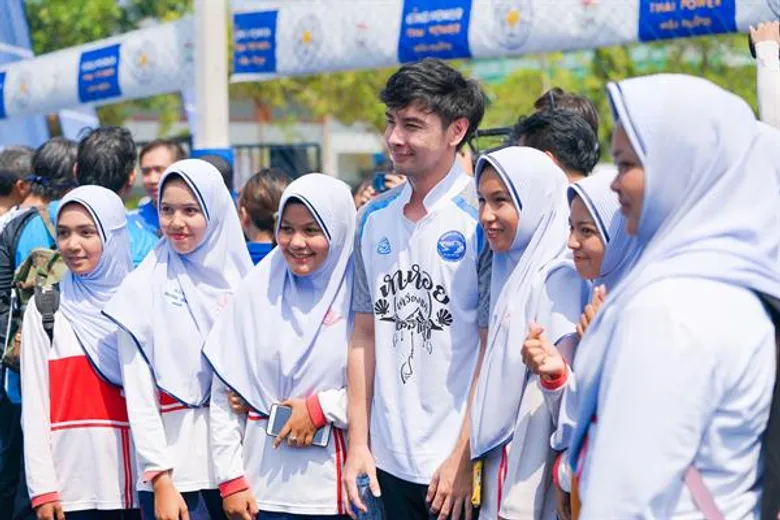 พี่ตูน แท็คทีม ออย-ธนา, มาร์ช-ภูบดินทร์ และทีมก้าวคนละก้าว ดวลแข้งเปิดสนามฟุตบอลหญ้าเทียมกลางทะเลอันดามัน